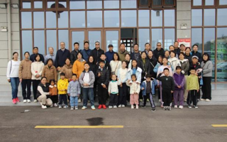 教育学院组织教职工秋游采摘活动