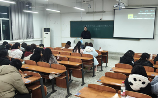 教育学院举办2025级应用心理（师范）新生职业规划讲座